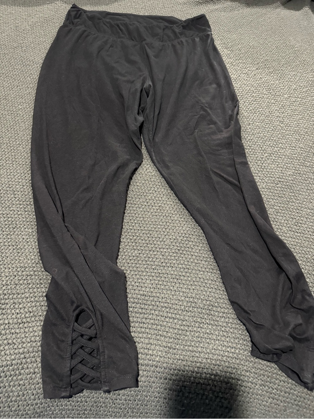 Black Lattice Hem Capri Leggings